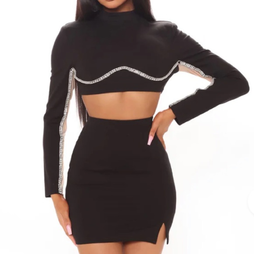 SALE🔥 2/$40: Black Cropped Top with Silver Accents